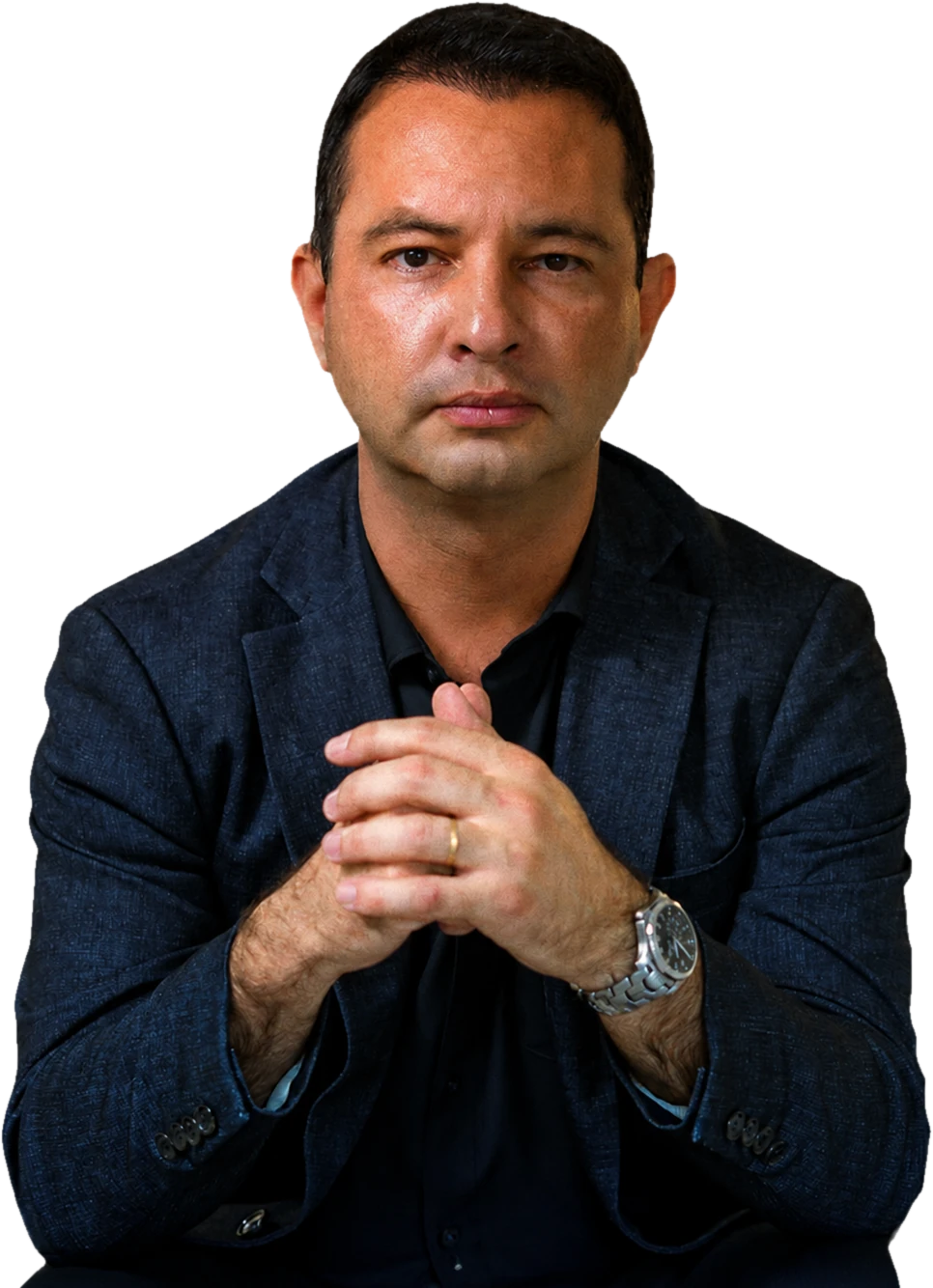 Daniel Barros, mentor e anfitrião da imersão, de blazer escuro com as mãos entrelaçadas, olhando para a câmera